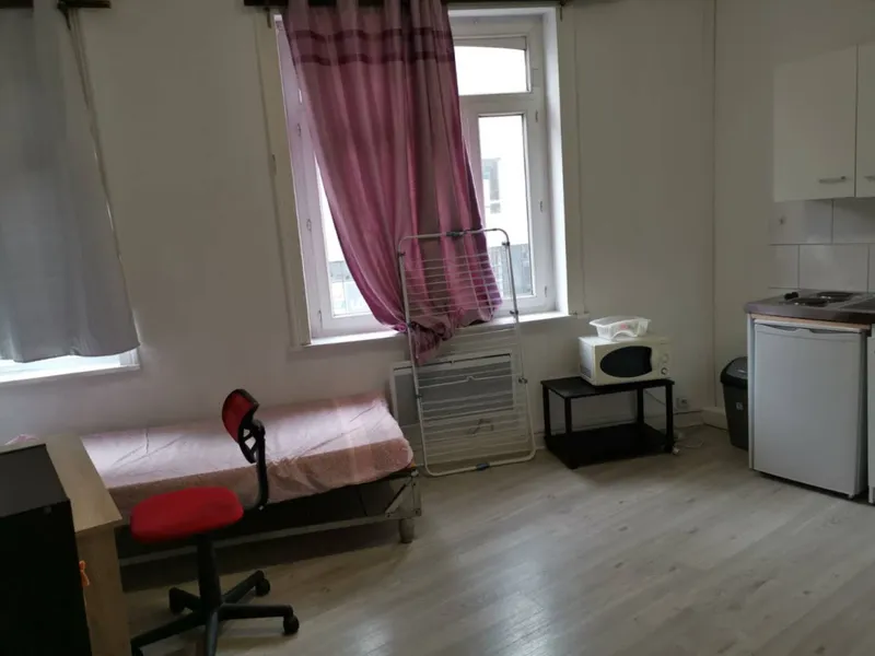 Studio meublé 18m², à 2 min du métro M2 et des Bus